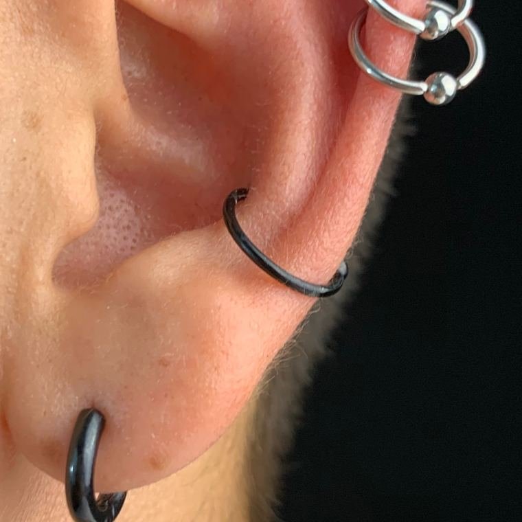 Conch con aro hecha en Aleyda Piercer, estudio de perforaciones en Mazatlán