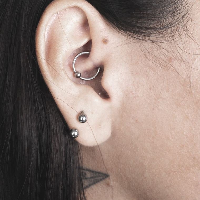 Daith con aro hecha en Aleyda Piercer, estudio de perforaciones en Mazatlán