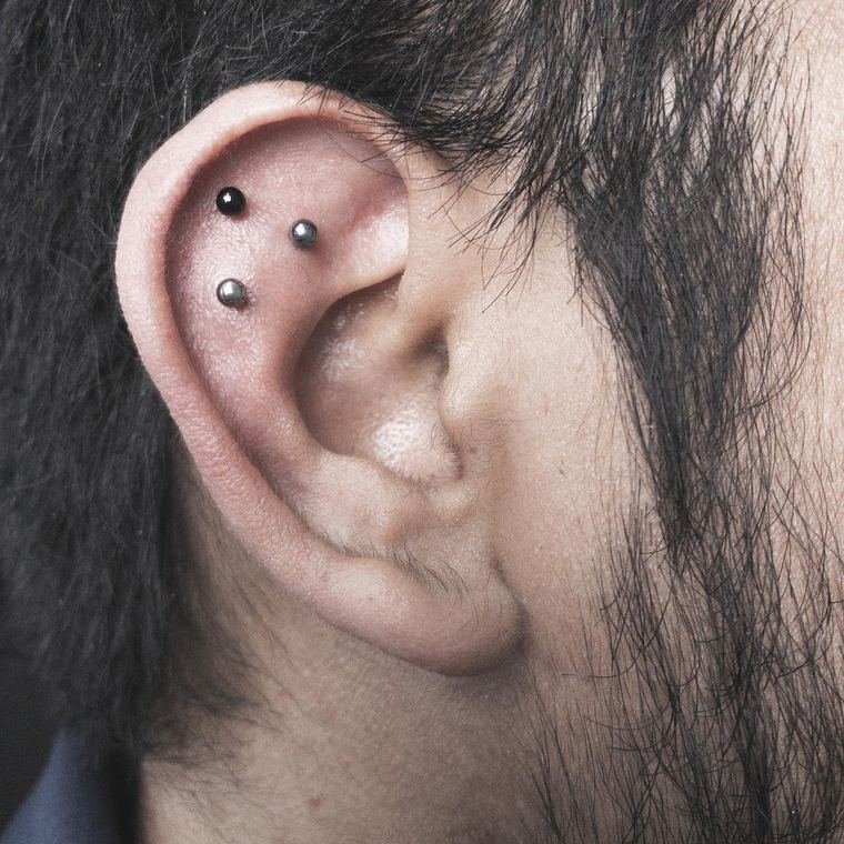 Flat (scapha) con tres piezas hecha en Aleyda Piercer, estudio de perforaciones en Mazatlán