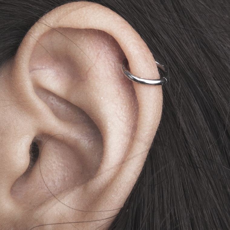 Helix con aro hecha en Aleyda Piercer, estudio de perforaciones en Mazatlán