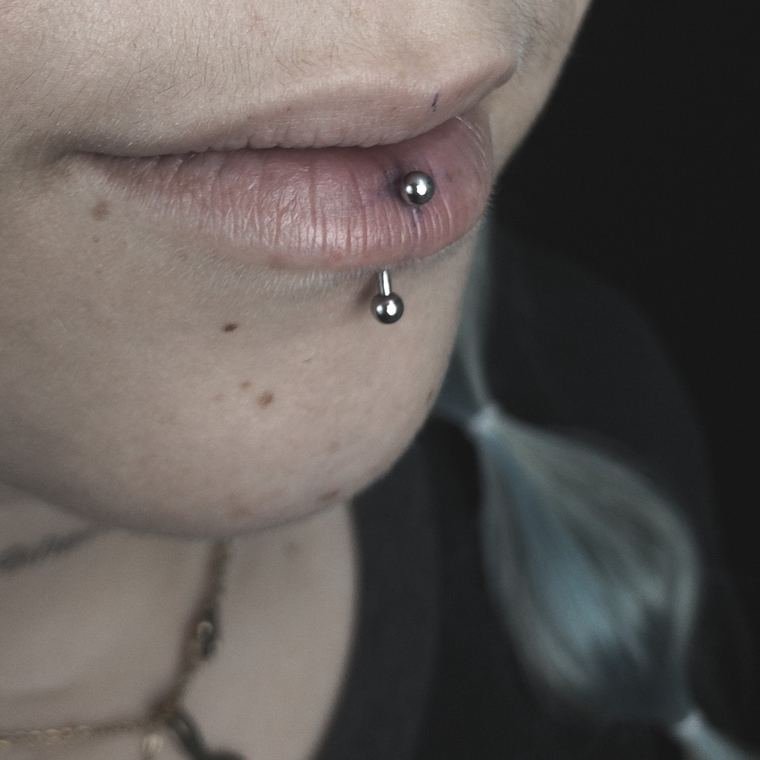 Labret vertical hecha en Aleyda Piercer, estudio de perforaciones en Mazatlán
