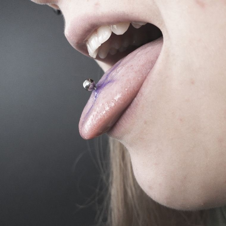 Perforación de lengua, marcada antes de perforar hecha en Aleyda Piercer, estudio de perforaciones en Mazatlán