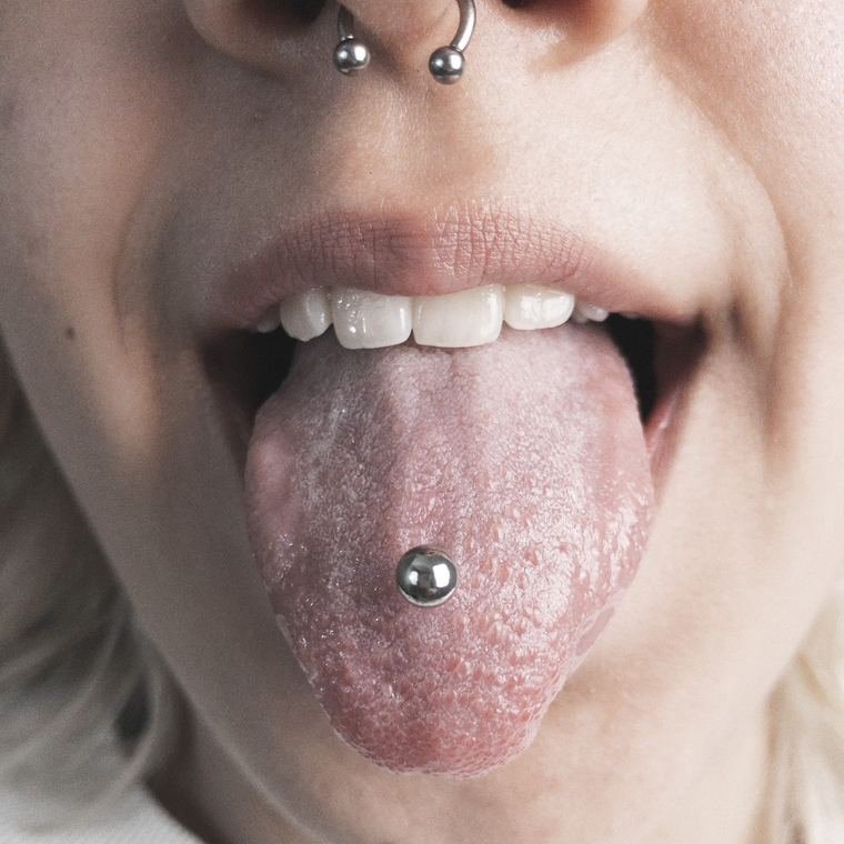 Lengua y septum hecha en Aleyda Piercer, estudio de perforaciones en Mazatlán