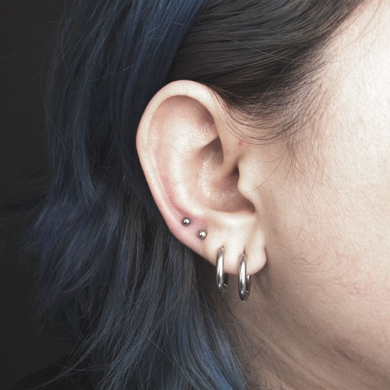 Doble lóbulo con aros hecha en Aleyda Piercer, estudio de perforaciones en Mazatlán