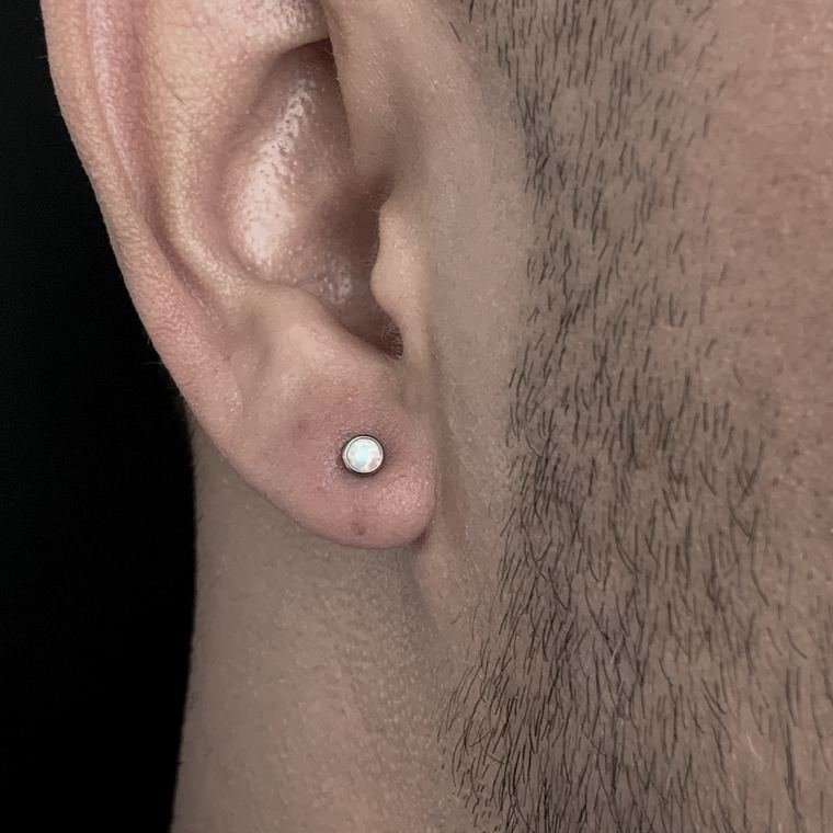 Lóbulo con cabochón de ópalo hecha en Aleyda Piercer, estudio de perforaciones en Mazatlán