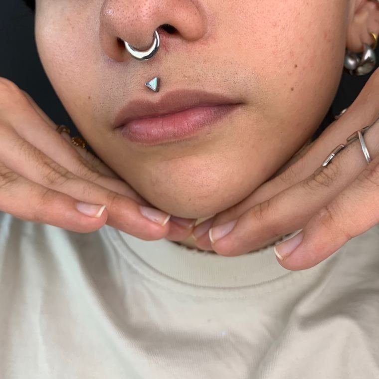 Medusa con ópalo triangular y septum hecha en Aleyda Piercer, estudio de perforaciones en Mazatlán
