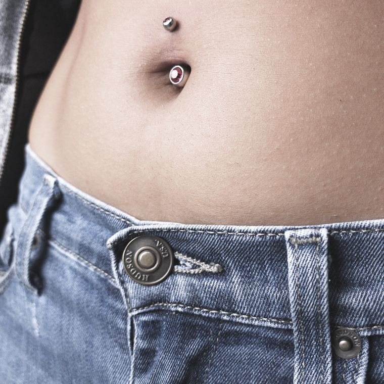 Ombligo con cristal hecha en Aleyda Piercer, estudio de perforaciones en Mazatlán