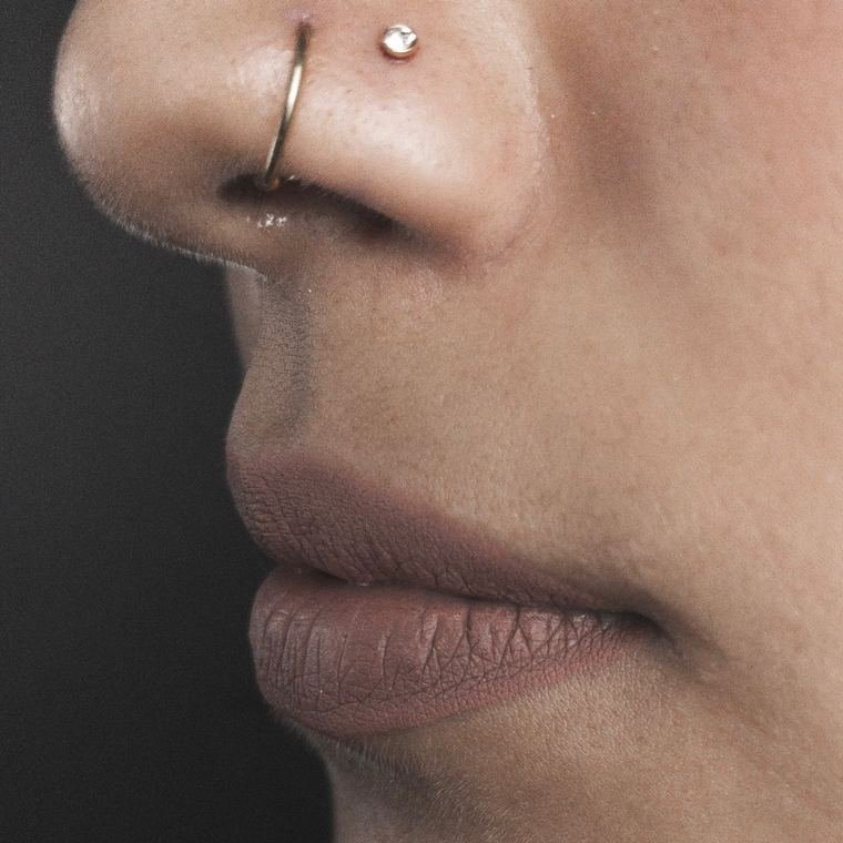 Nostril con aro y cabochón hecha en Aleyda Piercer, estudio de perforaciones en Mazatlán