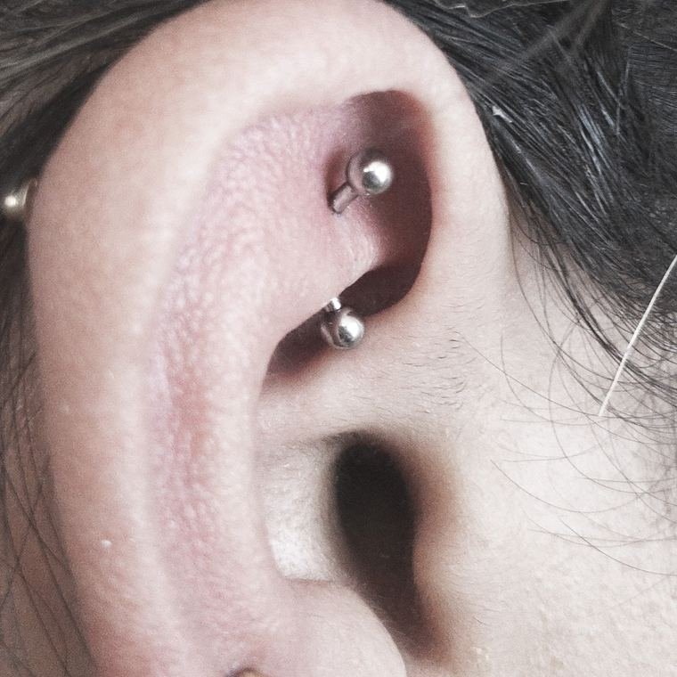 Rook con barbell curvo hecha en Aleyda Piercer, estudio de perforaciones en Mazatlán