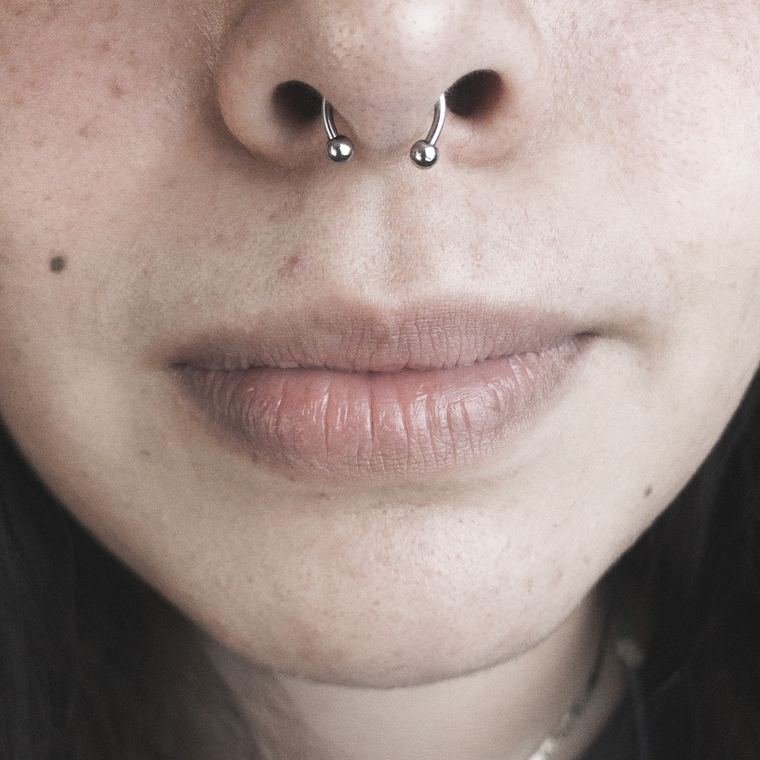 Septum con circular barbell hecha en Aleyda Piercer, estudio de perforaciones en Mazatlán