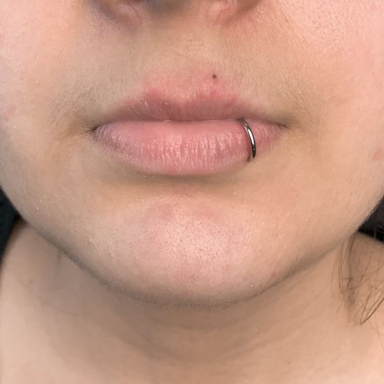 Side labret con aro hecha en Aleyda Piercer, estudio de perforaciones en Mazatlán