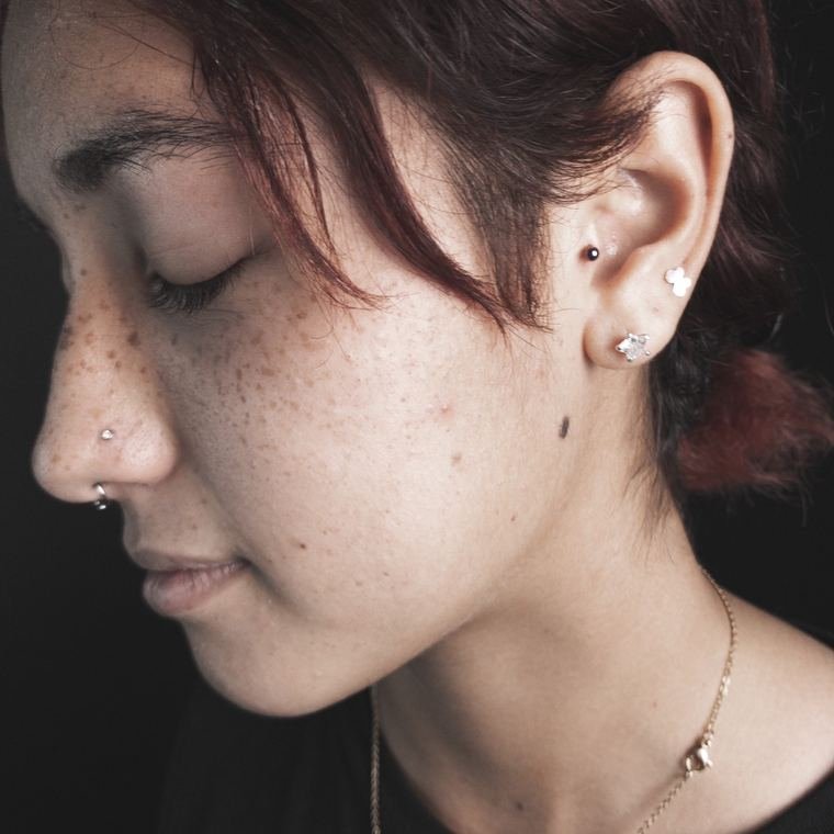 Tragus y nostril hecha en Aleyda Piercer, estudio de perforaciones en Mazatlán